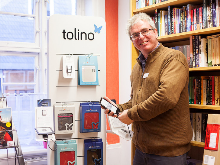 Peter Reich findet den Tolino besonders für ältere Leser toll, da man die Schrift nach belieben vergrößern kann. Foto: Alec Pein