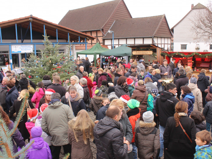 In Fümmelse fand am heutigen Samstag der 28.Altdeutsche Weihnachtsmarkt statt und lockte viele Besucher an. Fotos: Anke Donner 