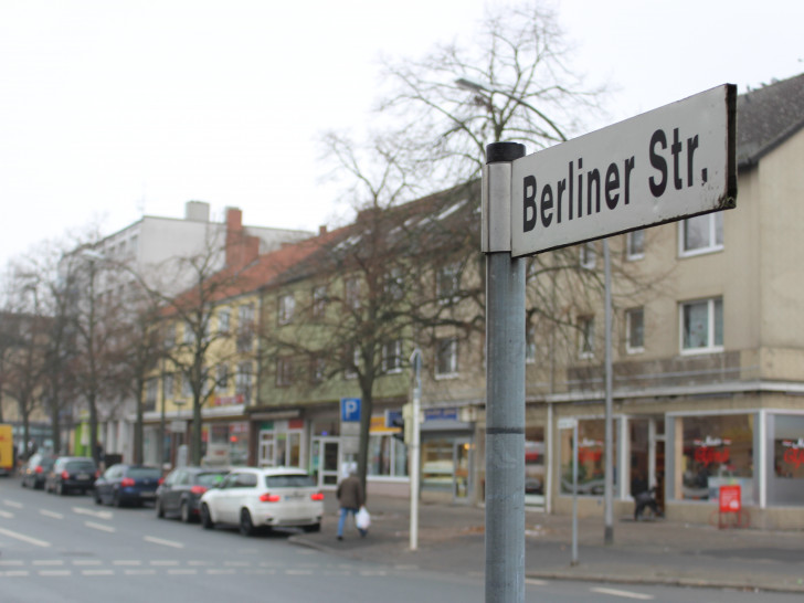 Die Linden und Parkplätze sollen laut Plan den Umbaumaßnahmen der Berliner Straße weichen. Foto: Alexander Panknin