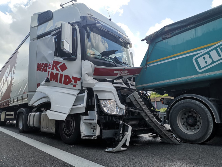 Der LKW-Fahrer wurde nur leicht verletzt. Fotos: Aktuell24