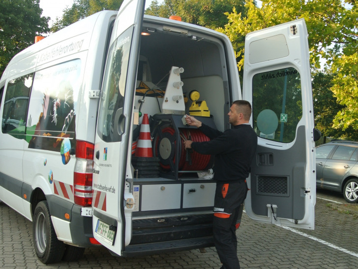 Ronny Künnemann (Mitarbeiter technischer Service) bei Überprüfung am Kabelmesswagen der Stadtwerke Wolfenbüttel. Foto: Stadtwerke Wolfenbüttel GmbH