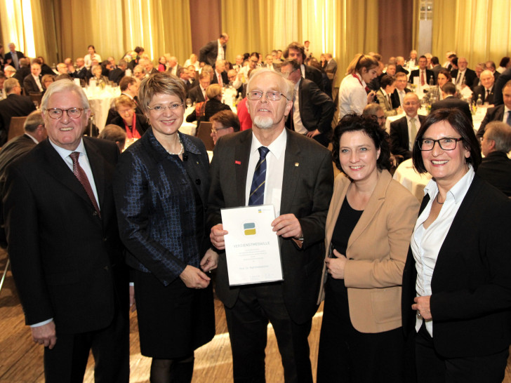 Prof. Michael Sommer (Vorstandsvorsitzender Deutsche Rentenversicherung Braunschweig-Hannover), Gundula Rossbach (Präsidentin DRV Bund), Prof. Ralf Kreikebohm (verabschiedeter Geschäftsführer DRV Braunschweig-Hannover), Dr. Carola Reimann (Nieders. Ministerin für Soziales, Gesundheit und Gleichstellung), Helga Schwitzer (alternierende Vorstandsvorsitzende DRV Braunschweig-Hannover) (v. li.). Fotos: Siegfried Nickel