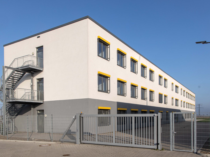 Die aktuell ungenutzte Zentrale Flüchtlingsunterkunft II an der Hans-Birnbaum-Straße in Engelnstedt soll zum Teil eines Wasserstoff-Kompetenzzentrums werden. Foto: Rudolf Karliczek