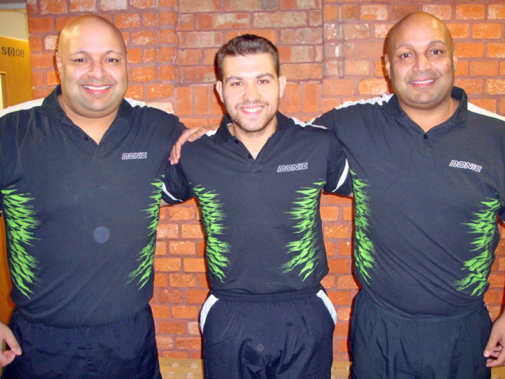 Mauricio Bernales (Mitte), Shahid Abdul  (Links) und dessen Bruder Zhahid Abdul  gewannen beim TTC Magni 4:0.
