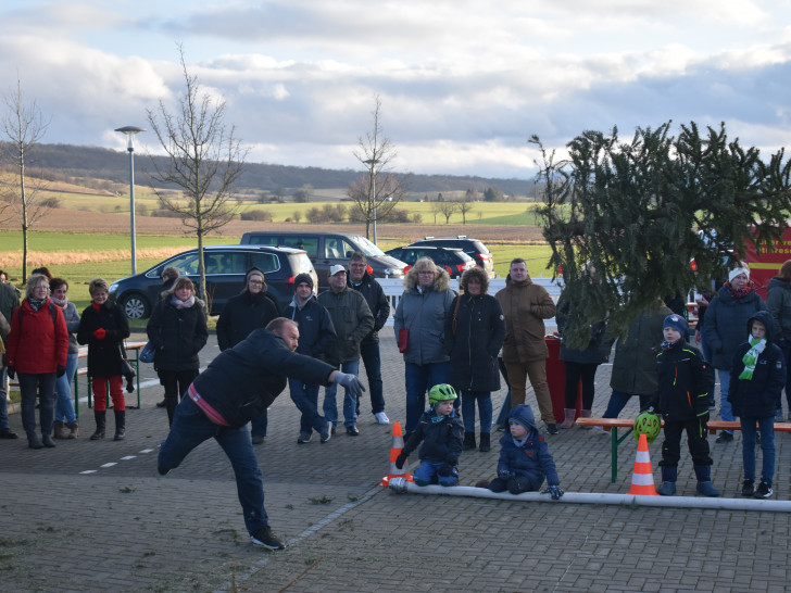 Siegerwurf: Bernd Richter entscheidet das Weihnachtsbaumwerfen der Männer für sich.