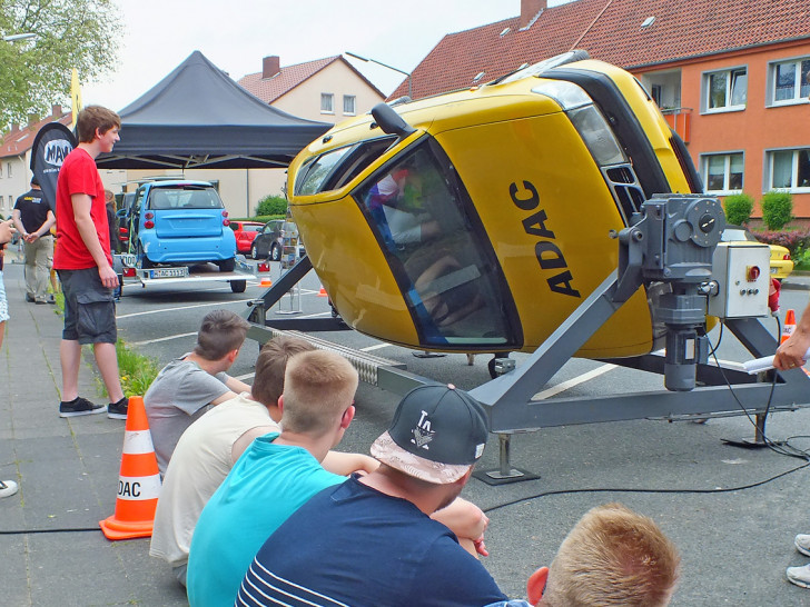 Einsatz eines Überschlagsimulators während einer Verkehrssicherheitswoche der Berufsbildenden Schulen in Helmstedt. Archivfoto: Achim Klaffehn