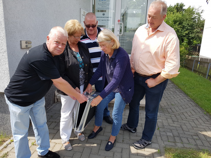 Von links: Elke Großer und Monika Bötel können die Rampe problemlos aufstellen. Peter König, Thomas Hornig und Frank Oesterhelweg verfolgen das gespannt. Fotos: CDU