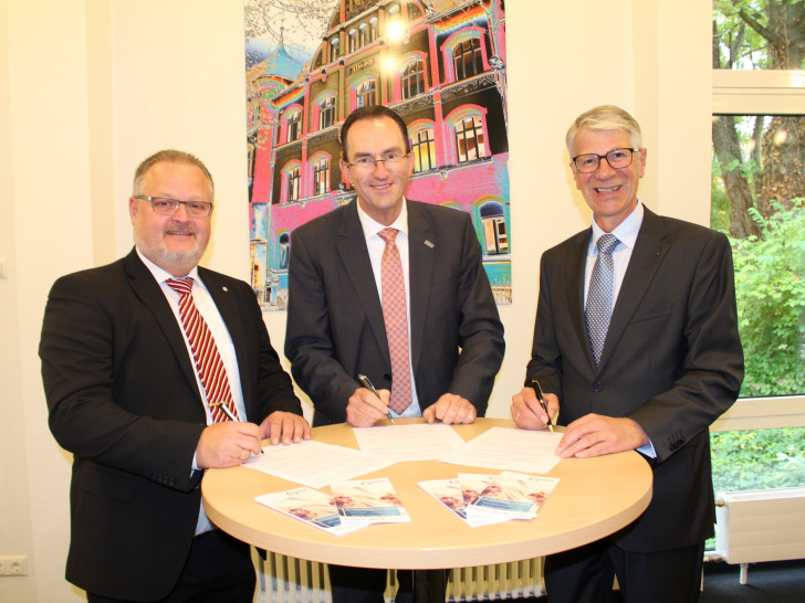 Hans Joachim Halbach, Dr. Andreas Goepfert und Joachim Blätz bei der Vertragsunterzeichnung. Fotos: Alexander Dontscheff