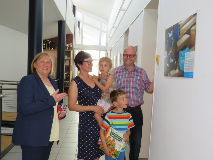 Seit Mittwoch zeigt das Rathaus Lehre eine UNICEF-Ausstellung zu deren laufenden Projekten. Foto: Gemeinde Lehre