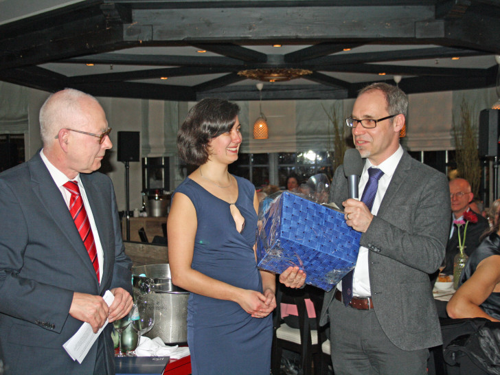 Prof. Dr. Christian Eckmann (3. v. li.) freut sich über Verleihung des Julius-Springer-Preises. Foto: AKH-Gruppe