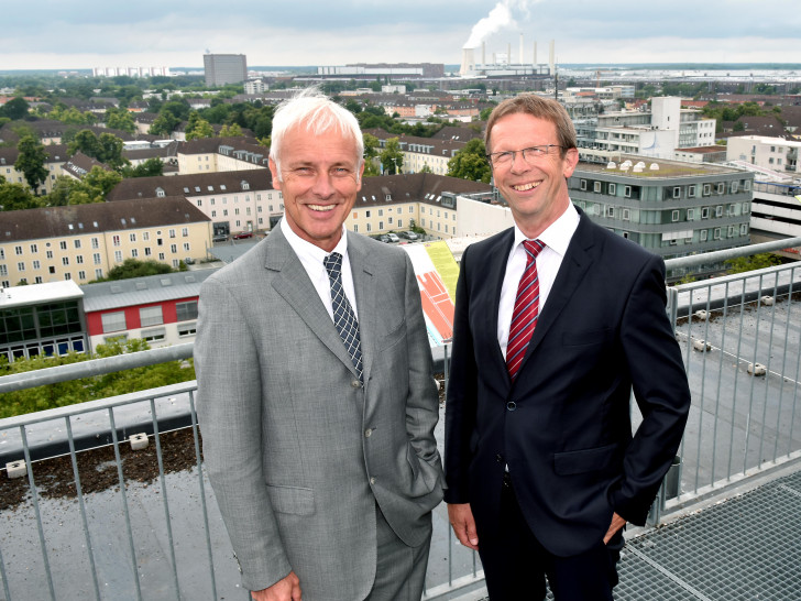Matthias Müller und Klaus Mohrs auf dem Rathausdach in Wolfsburg. Foto: Stadt Wolfsburg/Lars Landmann