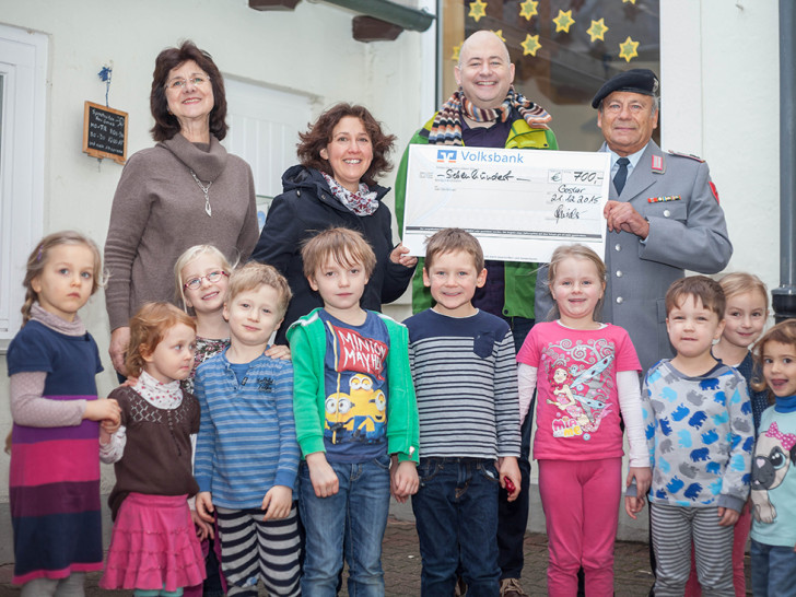 Johanna Genzik, Annika Berg, Mirko Pauli und Werner Schneider mit Kindern des Waldkindergartens Goslar.