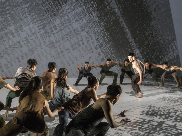 Das Cloud Gate Dance Theatre of Taiwan vermittelt durch Tanz, Kalligrafie und Gesang ein lebendiges Universum voller Liebe, Tragödien, Hoffnung und Wiedergeburt. Foto: Liu, Chen-hsiang