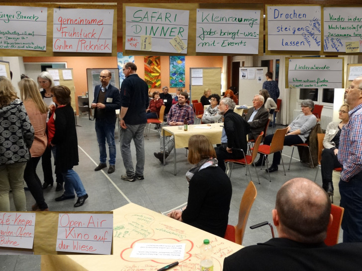 Lebhafte Gespräche und Ideensammlung beim Werkstatt-Abend des
Wolfenbütteler Stadtteilnetzwerkes Nord-Ost
Foto: Andreas Riekeberg