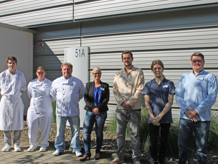 Rene Gottwald, Susanne Kühlen, Georg Hujer (Küchenleitung), Karina Hesse (Ausbilderin Verwaltung), Alexander Eltmann, Luca Kirsch, Sebastian Skalski (Ausbilder IT) (v. li.). Foto: Städtisches Klinikum Wolfenbüttel gGmbH  