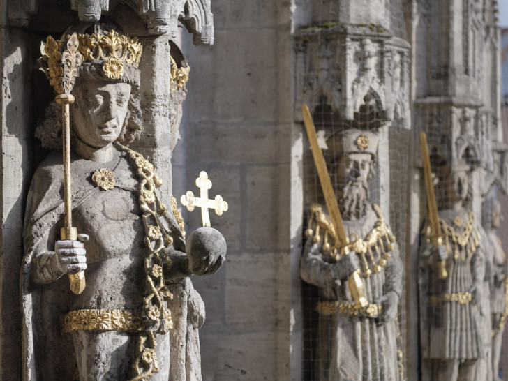Am Altstadtrathaus ist Otto IV. als eine der in der Mitte des 15. Jahrhunderts von Hans Hesse geschaffenen Herrscherfiguren zu entdecken. Foto: Braunschweig Stadtmarketing GmbH/Gerald Grote