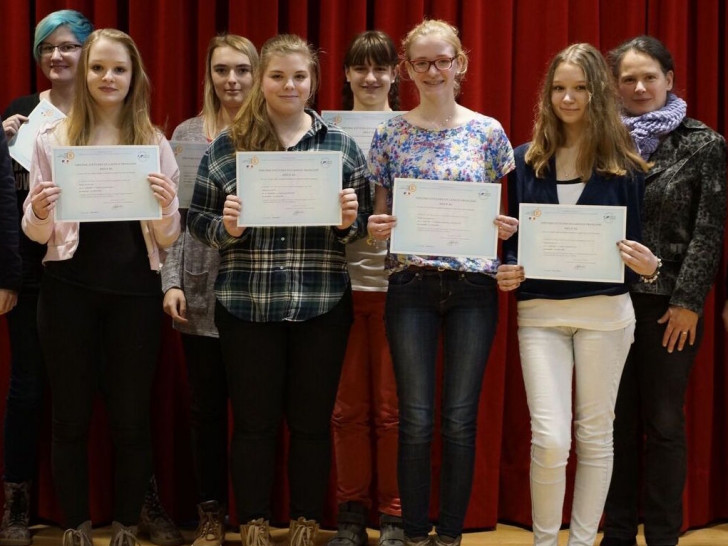 Sieben Schülerinnen haben die international anerkannte Sprachprüfung „Diplôme d`Études en Langue Française“ bestanden. Foto; 