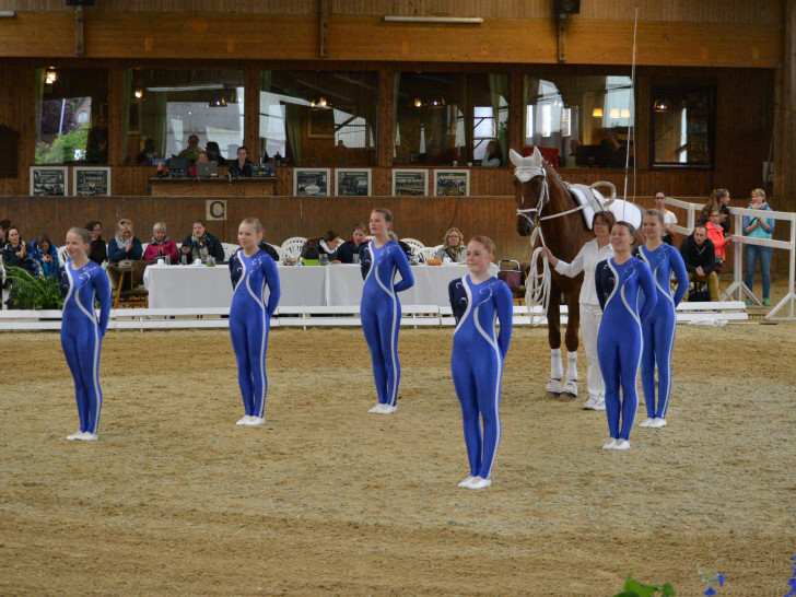 Junior-Team RuFV Cremlingen bei der Grußaufstellung mit ihrem Welfenstolz und der Longenfüherin Gabi Bertram. Foto: Privat