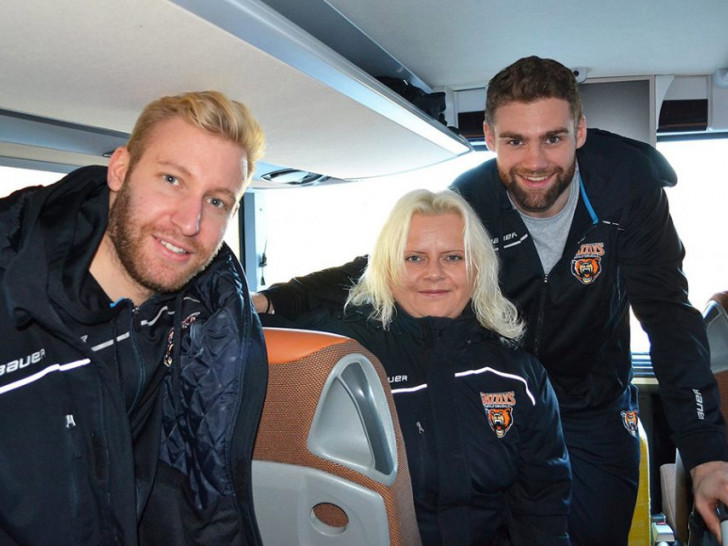 Heldin: Marzena Szojda mit den Grizzlys Felix Brückmann (li.) und Gerrit Fauser (re.). Foto: Grizzlys