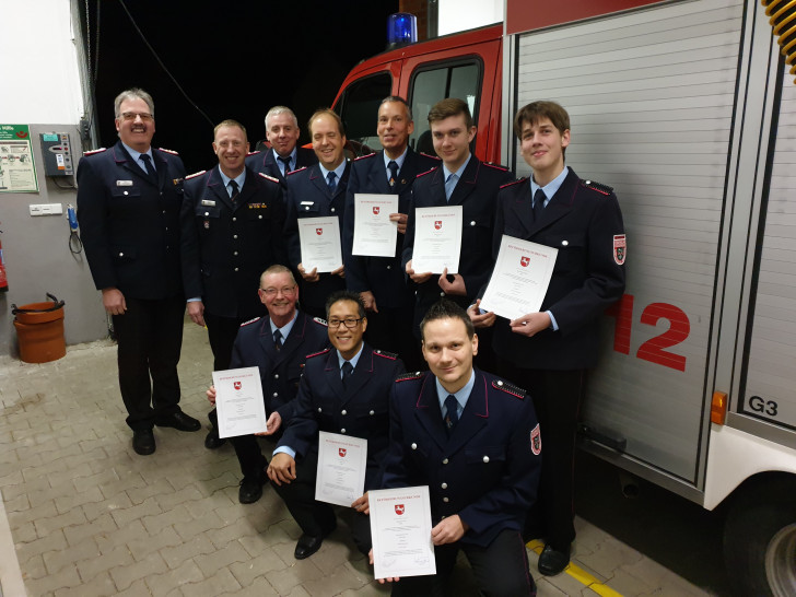 Gemeindebrandmeister Maik Wermuth, Abschnittsleiter Stefan Müller, stellvertretender Gemeindebrandmeister Tobias Bauer, Michael Kautz, Ortbrandmeister Christian Fohlert, Marlon Mursch und Mathis Müller hinter dem stellvertretenden Ortbrandmeister Thomas Stibbe, Dennis Sie und Michael Franke. Foto: Gero Janze