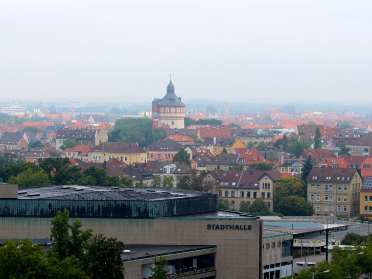 Braunschweig von oben - die Stadt wächst und die Wohnungen werden teurer. SPD, Grüne und Linke wollen gegensteuern. Foto: Archiv