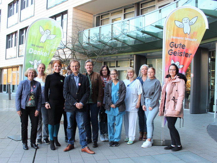 Im Rahmen ihrer „Danke-Kampagne“ war die Alzheimer Gesellschaft Braunschweig zu Gast im Klinikum Wolfsburg: Sandra Wukovich (3.v.l.), Geschäftsführerin der Abenteuerhaus GmbH, sowie Christoph Bettac (5.v.l.), Vorsitzender der Gesellschaft, überreichten Pflegekräften und Angehörigen kleine Geschenke. Foto: Thorsten Eckert