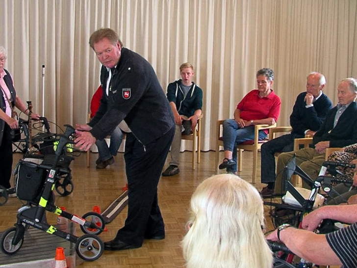Senioren lernen den richtigen Umgang mit dem Rollator. Foto: Verkehrswacht Braunschweig e.V.