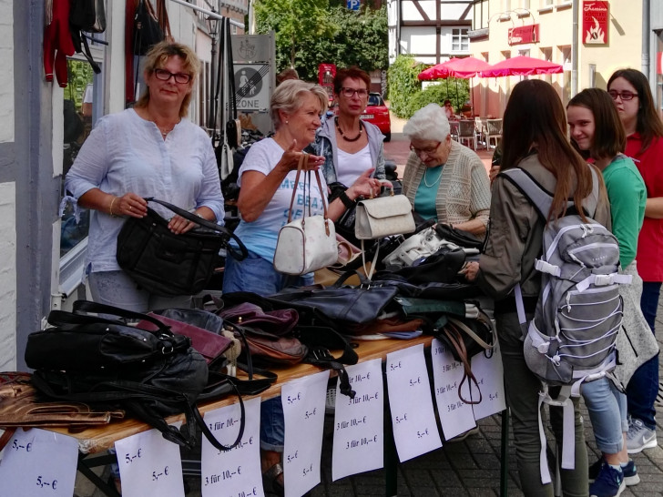 Gabriele Otto, Marita Braun und Petra Bolien (v. l.) hatten beim Handtaschenflohmarkt der Frauen Union alle Hände voll zu tun. Foto: Frauen Union