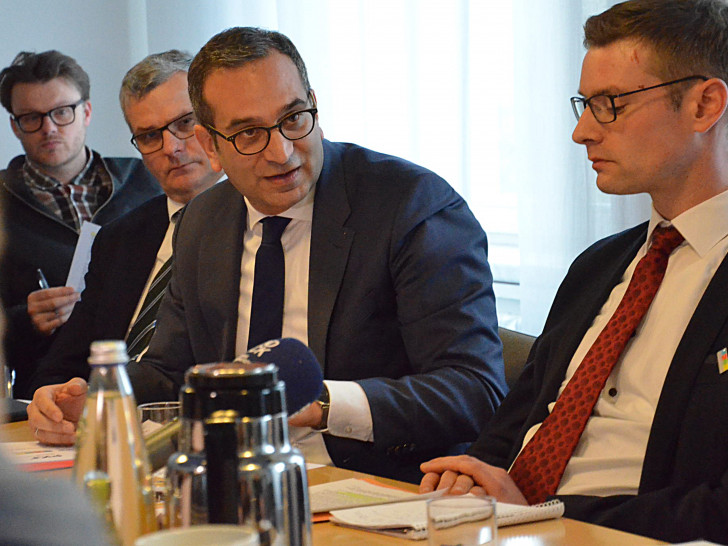 Bei der Pressekonferenz: AWO-Vorstandsvorsitzender Rifat Fersahoglu-Weber (Mitte) mit Oliver Kamlage vom Niedersächsischen Städte- und Gemeindebund (rechts) und Hans-Joachim Lenke, Vorstandssprecher der Diakonie in Niedersachsen (3. v. rechts). Foto: Diakonie