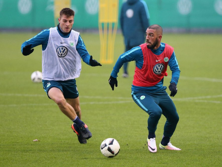 Ashkan Dejagah (re.) gibt im Training wieder Gas. Hier gegen Robin Knoche. Foto: imago/regios24