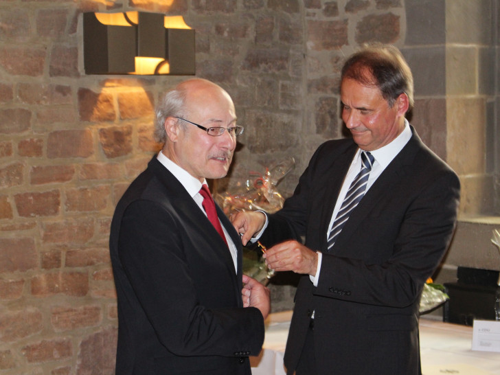 Prof. Dr. Joachim Ullrich (li.) wird von Oberbürgermeister Ulrich Markurth mit dem Verdienstkreuz 1. Klasse ausgezeichnet. Fotos: Alexander Dontscheff