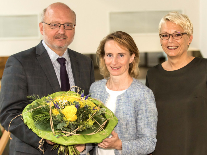 BU: Die Klinikgeschäftsführerin Dr. Alice Börgel (Mitte) beglückwünschte zusammen mit der Pflegedirektorin, Karin Schenke-Wischnewski, den neuen Ärztlichen Direktor, Dr. Dietmar Loitz, zu seinem neuen Amt