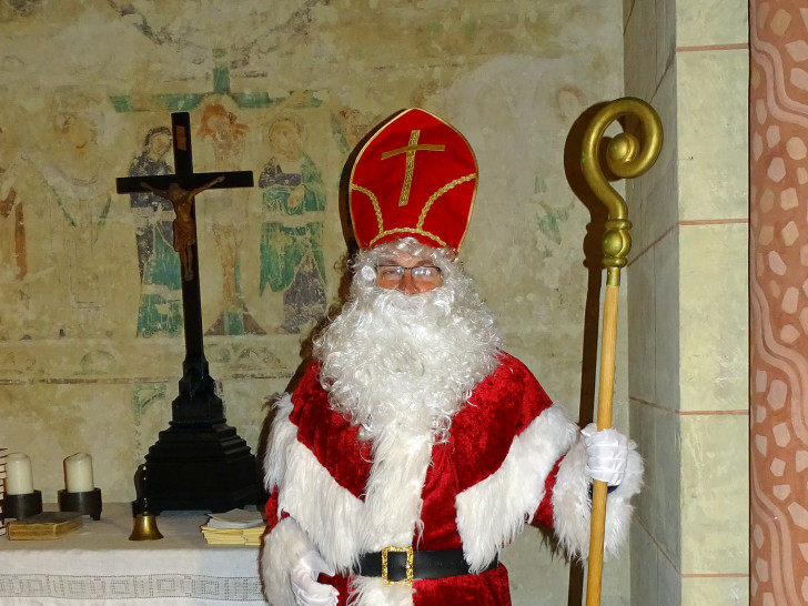 Der Nikolaus sagt frohe Weihnachten aus der Seitenkapelle der Kirche St. Marienberg. Foto: Achim Klaffehn