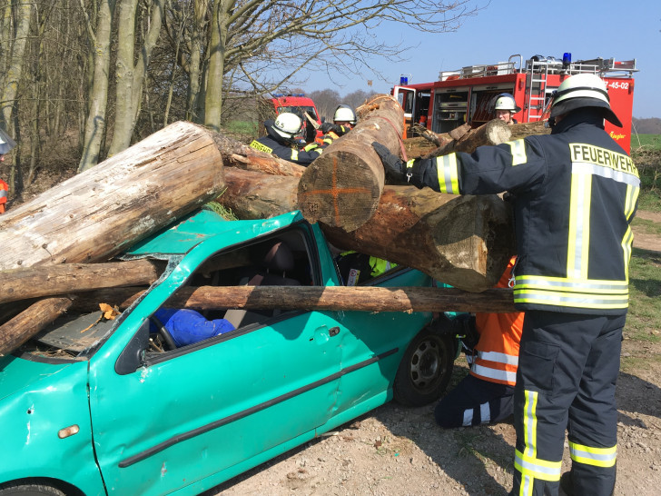 Ein Auto wird unter Holz begraben - Zum Glück nur ein Übungsszenario. Fotos: Feuerwehr Schöppenstedt