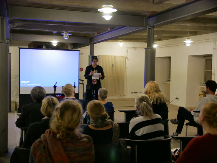 Ernste Themen einfühlsam präsentiert: Im Poetry Slam stellten junge Leute ihr Projekt der „Wohnzimmerbühne – Bühne der Vielfalt“ vor. Foto: Landkreis Wolfenbüttel