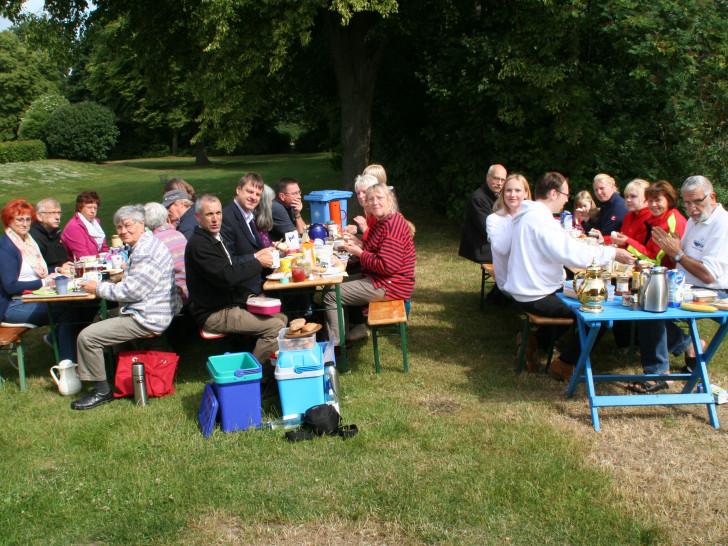 Gemeinsam frühstücken im Freibad am Elm in Hemkenrode. Foto:  Dr. Diethelm Krause-Hotopp