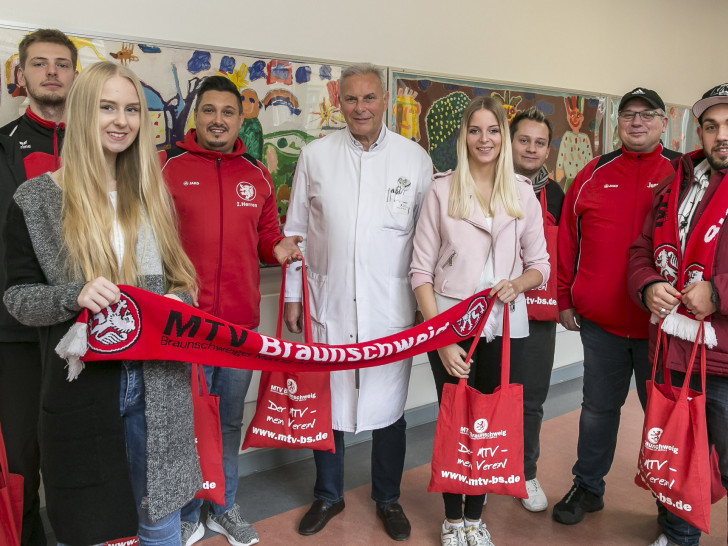 Bei der Spendenübergabe waren dabei (von links): Lukas Engelhardt (Jugendtrainer und Auszubildender beim MTV), Alina Hausold (Frauenmannschaft), Marco Sallemi (Herrentrainer), Prof. Dr. Hans Georg Koch, Chefarzt der Klinik für Kinder- und Jugendmedizin, Saskia Rühland (Frauenmannschaft), Andre Albrecht (Jugendtrainer), Heiko Fricke (Jugendleiter), Theodoros Palatsidis (Team-Manager 1. Herren/Spieler).
Bildnachweis: Klinikum Braunschweig / Peter Sierigk