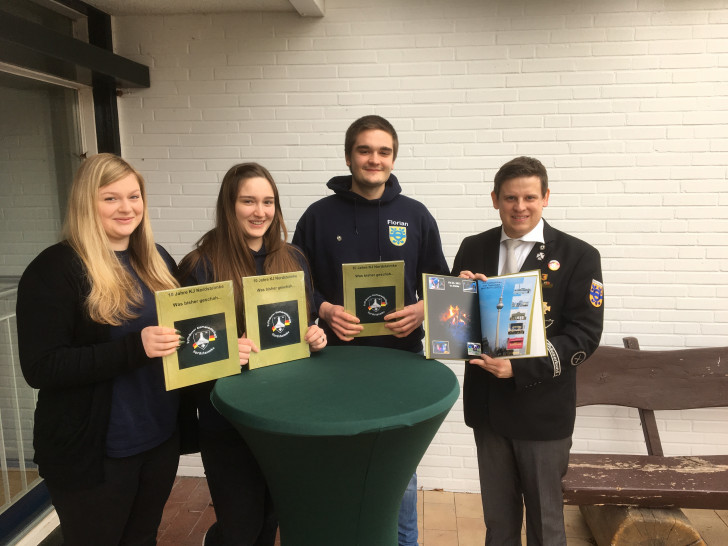 Jennifer Mannebach, Elisa Gehrke, Florian Gehrke und  Jugendwart Marcel Werner mit den neuen Fotobüchern. Foto: Kyffhäuserjugend Nordsteimke 