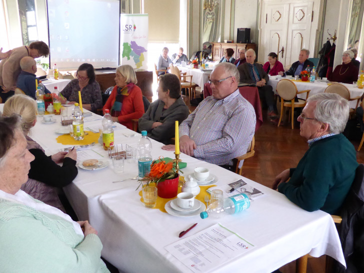 Auf dem Foto ein Blick in den gut gefüllten Spiegelsaal der Seniorenbetreuung Schloß Schliestedt anlässlich der Tagung der Senioren AG-Braunschweig des Landesseniorenrates Niedersachsen (rechts neben der Leinwand die regionale Zuordnung des LSR als Roll-up). Foto: Resch-Hoppstock
