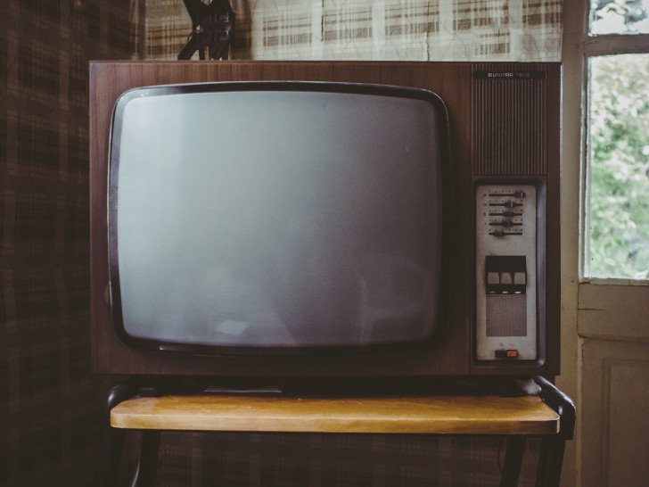 In manch einem Wohnzimmer sollen noch alte Röhrenfernseher auf ihre Entsorgung warten. Symbolfoto: pixabay