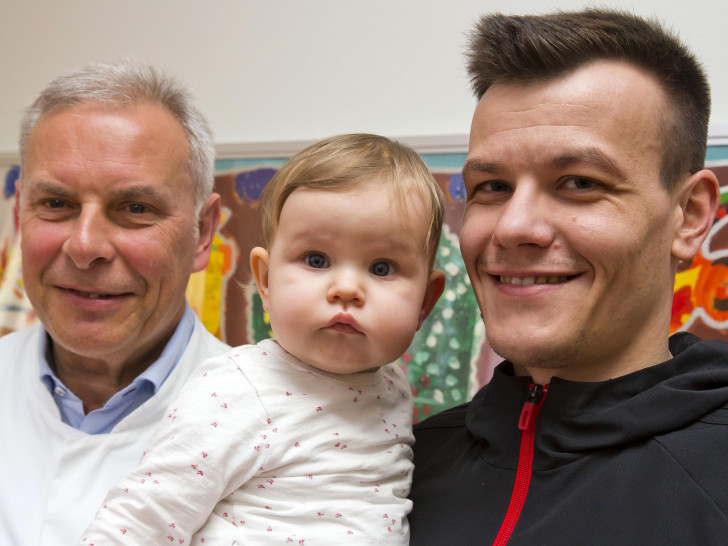 Zoe und ihr Vater Christian Zabinski überreichen Prof. Dr. Hans Georg Koch, Chefarzt der Klinik für Kinder- und Jugendmedizin den Scheck für die Patientinnen und Patienten der Neuropädiatrie.
Bild: Klinikum/Jörg Scheibe