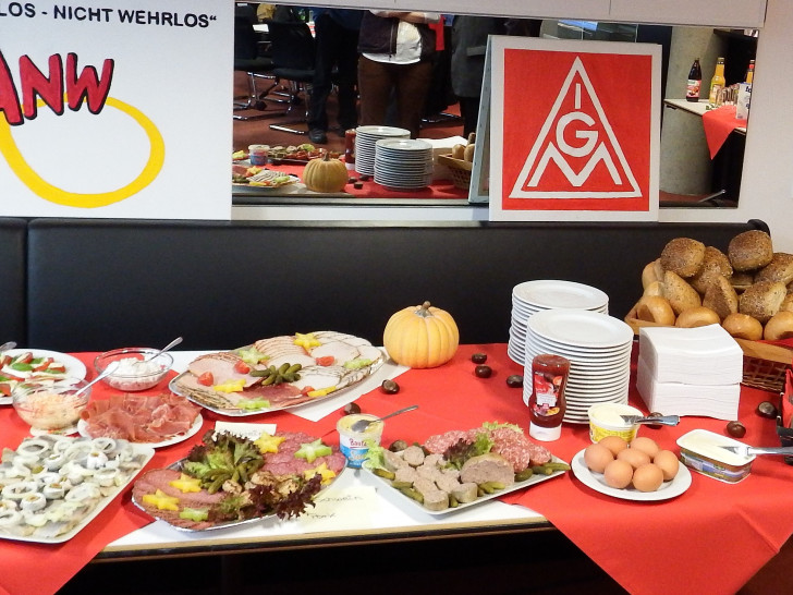 Die Tische im Gewerkschaftshaus stehen voll mit Wurst, Käse, Butter, Brötchen und Obst. Foto: IG Metall Wolfsburg