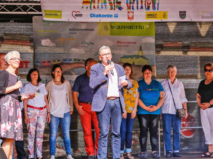 Bürgermeister Pink spricht zur eröffnung am "Tag der Begegnung." Foto: Stadt Wolfenbüttel