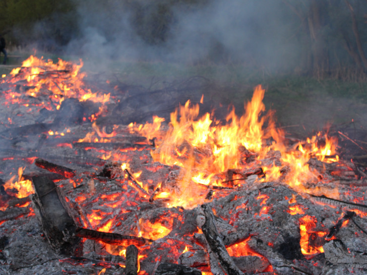 Laut NABU werden die Risiken für die Natur größer, je später ein Brauchtumsfeuer abgebrannt wird. Archivbild