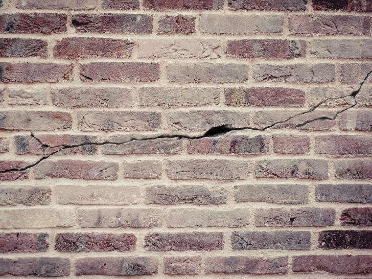 In Heiningen wurden in derselben Straße ein Zaun und eine Mauer von einem Fahrzeug beschädigt. Ein Zusammenhang lässt sich nicht ausschließen. Symbolfoto: Pixabay