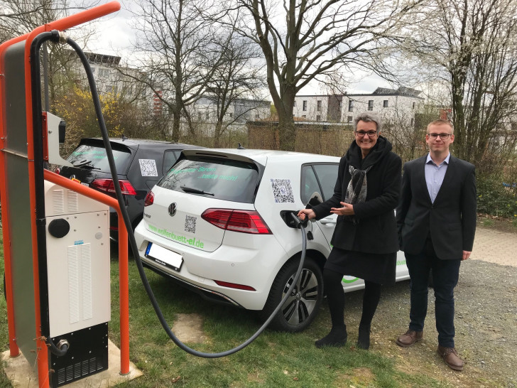 Dr.-Ing. Sonja Machledt-Michael und Hauke Wischer freuen sich den E-Golf an interessierte Nutzer übergeben zu können. Foto: Ostfalia