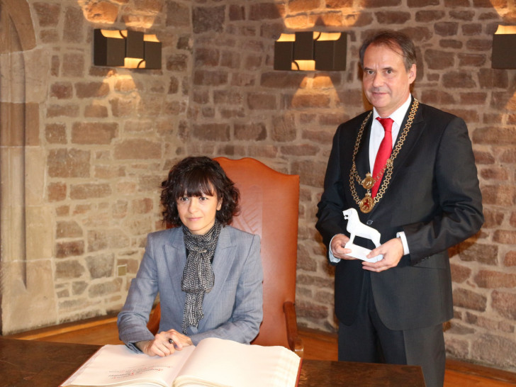 Die Mikrobiologin Emmanuelle Charpentier verlässt Braunschweig, in das Goldenen Buch der Stadt hatte sie sich im März 2015 eingetragen. Foto: Robert Braumann