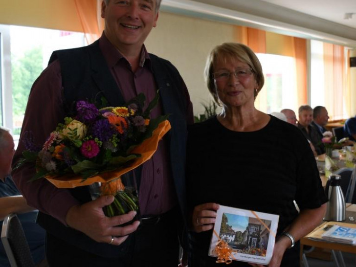 CDU-Kreisverbandsvorsitzender Frank Oesterhelweg verabschiedet Elke Großer als Koordinatorin der "Sozialen Sprechstunde" mit einem Blumenstrauß und Präsent. Foto: Andreas Meißler