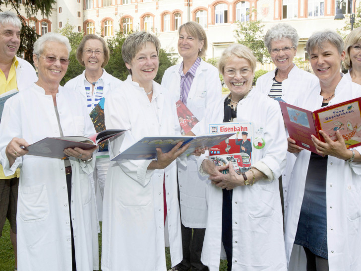 Die Leiterin Christine Schwendener (zweite von rechts) und ihr Team der Patientenbücherei Holwedestraße freuen sich auf zahlreiche Besucherinnen und Besucher. Foto: Klinikum Braunschweig/Jörg Scheibe