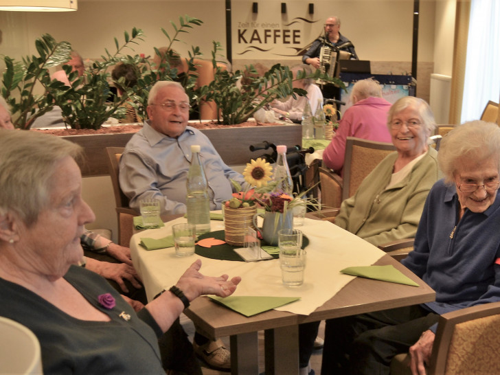 Bewohner und Besucher der Seniorenresidenz feierten bei Livemusik. Foto: Alloheim
